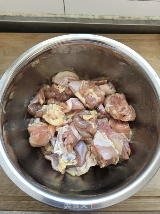 杏鲍菇烧鸡腿的做法步骤：1