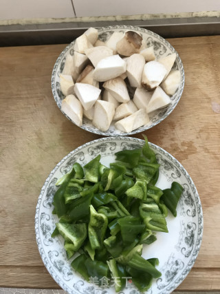 杏鲍菇烧鸡腿的做法步骤：2