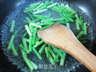 丁香鱼炒蒜薹的做法步骤：2