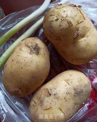 葱焖土豆的做法步骤：1