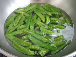 虾仁花蛤酱拌荷兰豆的做法步骤：2