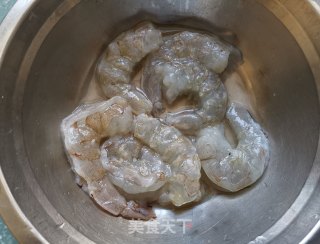 豌豆玉米炒虾仁的做法步骤：1