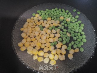 豌豆玉米炒虾仁的做法步骤：2