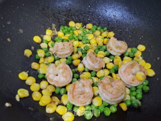 豌豆玉米炒虾仁的做法步骤：8