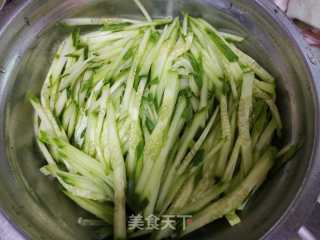 黄瓜拌豆皮的做法步骤：2