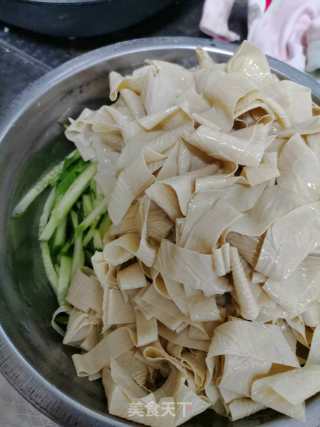 黄瓜拌豆皮的做法步骤：3