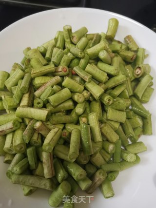 腌菜炒豇豆的做法步骤：1