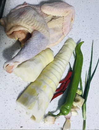 春笋焖鸡肉的做法步骤：1