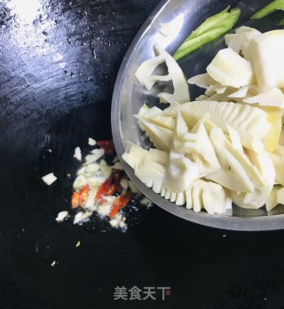 春笋焖鸡肉的做法步骤：3