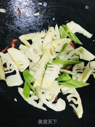 春笋焖鸡肉的做法步骤：4