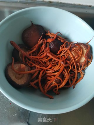 香菇虫草鸭肉汤的做法步骤：2