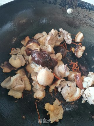 香菇虫草鸭肉汤的做法步骤：4