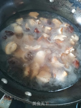香菇虫草鸭肉汤的做法步骤：5