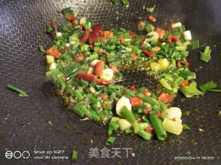 韭菜心虾仁炒饭的做法步骤：3