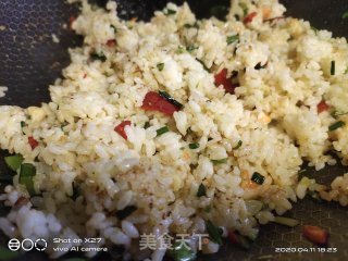 韭菜心虾仁炒饭的做法步骤：5