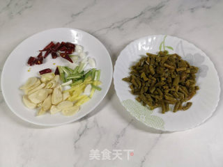 酸豆角炒田螺的做法步骤：2