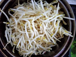 豆芽炒豆皮#工作餐#的做法步骤：3