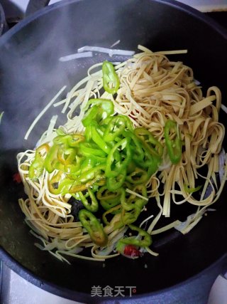 豆芽炒豆皮#工作餐#的做法步骤：4