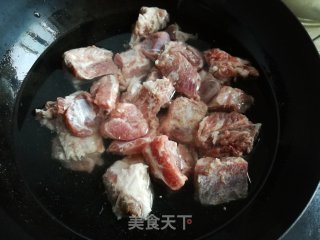 【春滋味】排骨花生炖春笋的做法步骤：2