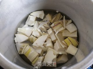 【春滋味】排骨花生炖春笋的做法步骤：4