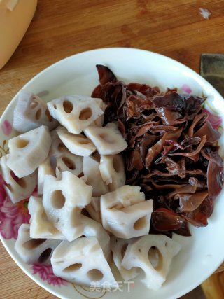 木耳莲藕炒肉片的做法步骤：2
