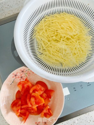 西红柿炒土豆丝的做法步骤：1