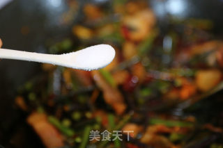 腊肉炒蕨菜的做法步骤：15