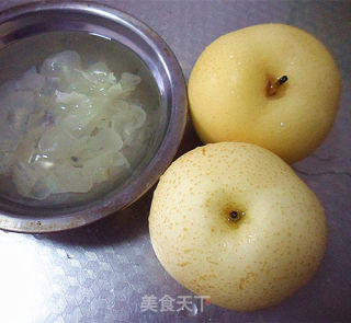 银耳蒸皇冠梨的做法步骤：1