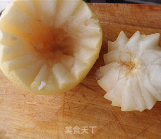 银耳蒸皇冠梨的做法步骤：2