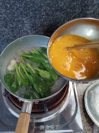 鸡蛋汤泡锅巴的做法步骤：2
