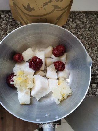 丑耳雪梨汤的做法步骤：2