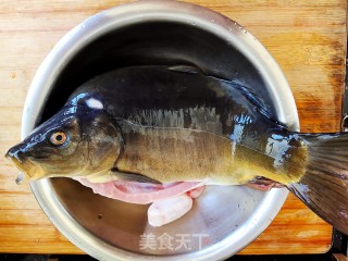 三道鳞（鱼）炖豆腐的做法步骤：1
