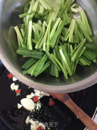 韭菜炒河虾的做法步骤：6