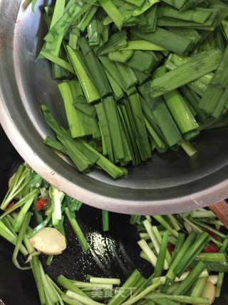 韭菜炒河虾的做法步骤：7