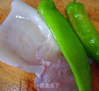 尖椒鱿鱼丝的做法步骤：1