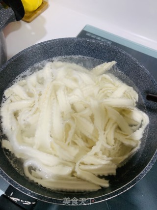 油泼刀削面的做法步骤：1