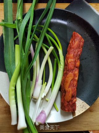 葱蒜炒腊肠的做法步骤：1