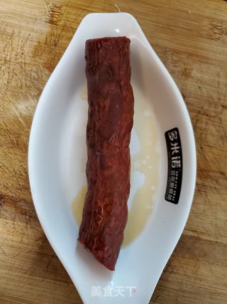 葱蒜炒腊肠的做法步骤：2