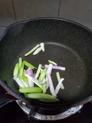 葱蒜炒腊肠的做法步骤：5