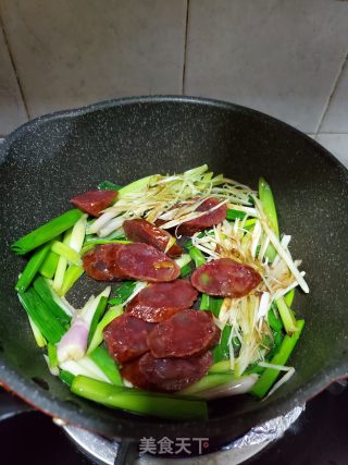 葱蒜炒腊肠的做法步骤：7