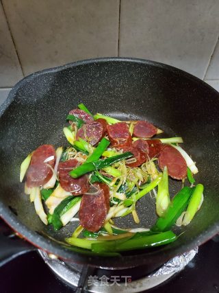 葱蒜炒腊肠的做法步骤：9