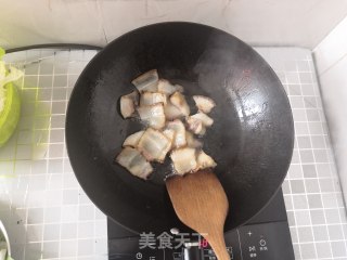 好吃到爆的腊肉手撕包菜的做法步骤：2