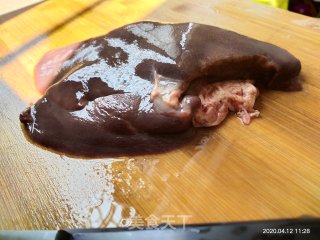 猪肝炒苦瓜的做法步骤：1