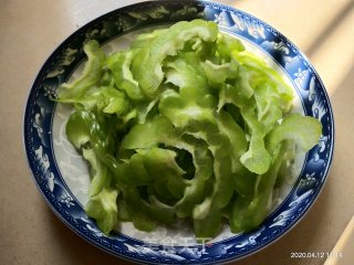 猪肝炒苦瓜的做法步骤：3