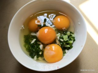 小葱炒鸡蛋的做法步骤：2