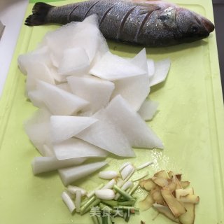 萝卜烧鲈鱼的做法步骤：1