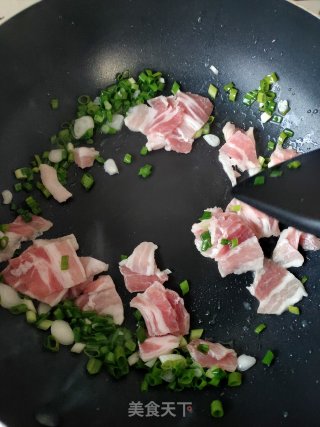 豆芽芹菜炒肉的做法步骤：2
