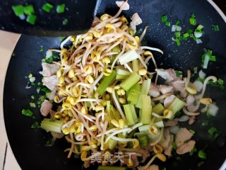 豆芽芹菜炒肉的做法步骤：3