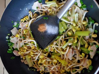 豆芽芹菜炒肉的做法步骤：4