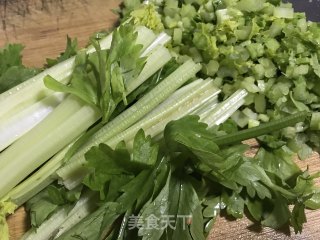 猪肉芹菜蒸饺的做法步骤：1